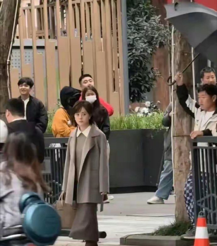 42岁孙俪上海街头照流出，又白又瘦，卷发非常时尚，比上镜还好看​​​​