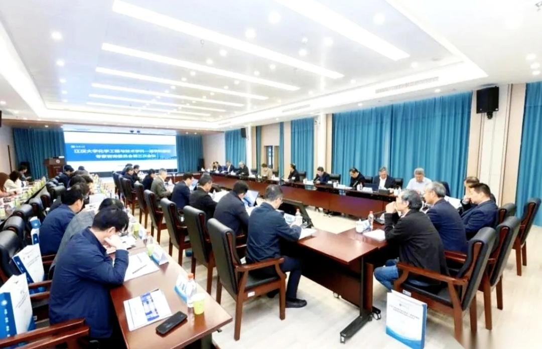 近几日江汉大学备受瞩目，就为了一个大学的一个学科，7位院士和9位顶级教授齐聚