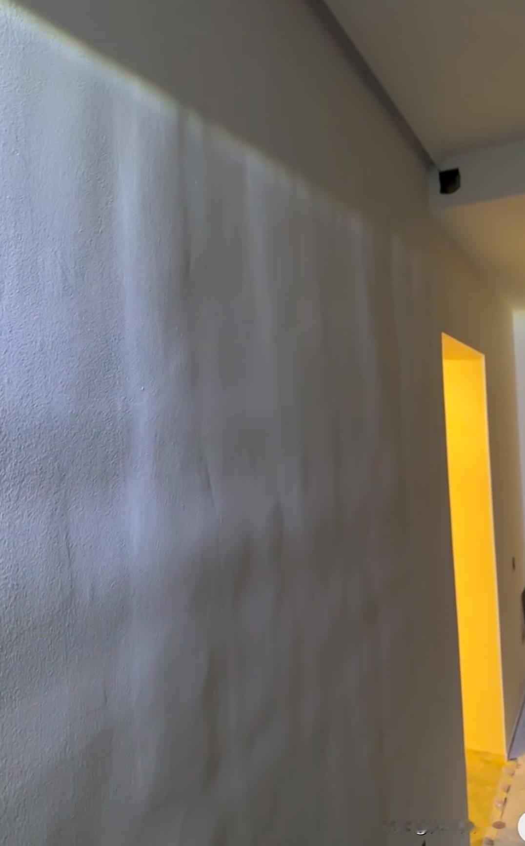 做人不能太攀比，我家油工能把墙面刮出大波浪，你们能吗？师傅腻子结束前，我就跟项目