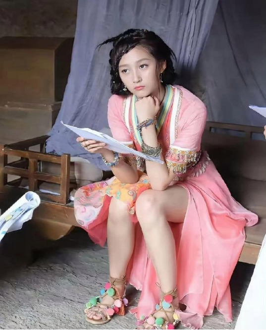 关晓彤这是什么时期的照片啊！这鞋子放在现在那就是高端产品啊！​​​