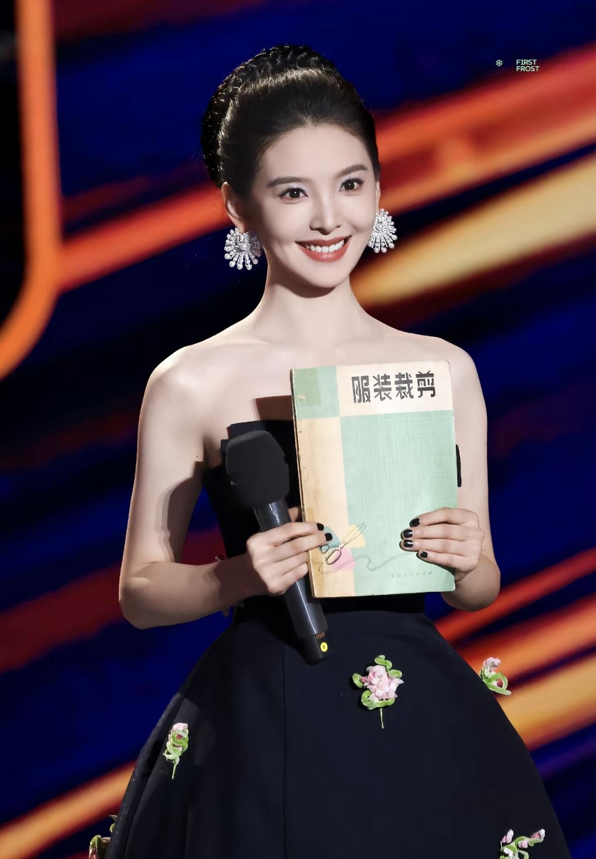 章若楠这套黑色抹胸花裙堪称纯欲范本！哑光黑面料贴合身形裙摆处散落着深浅交