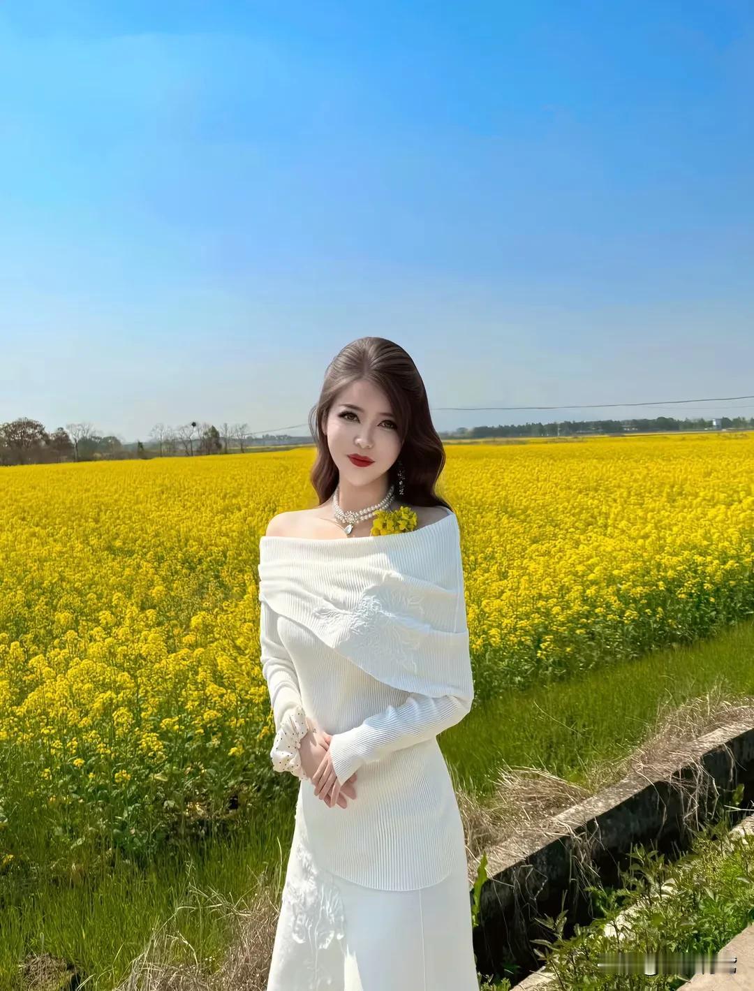 油菜花海中，美女如画，春风吹过，花香与笑颜交织高清美女