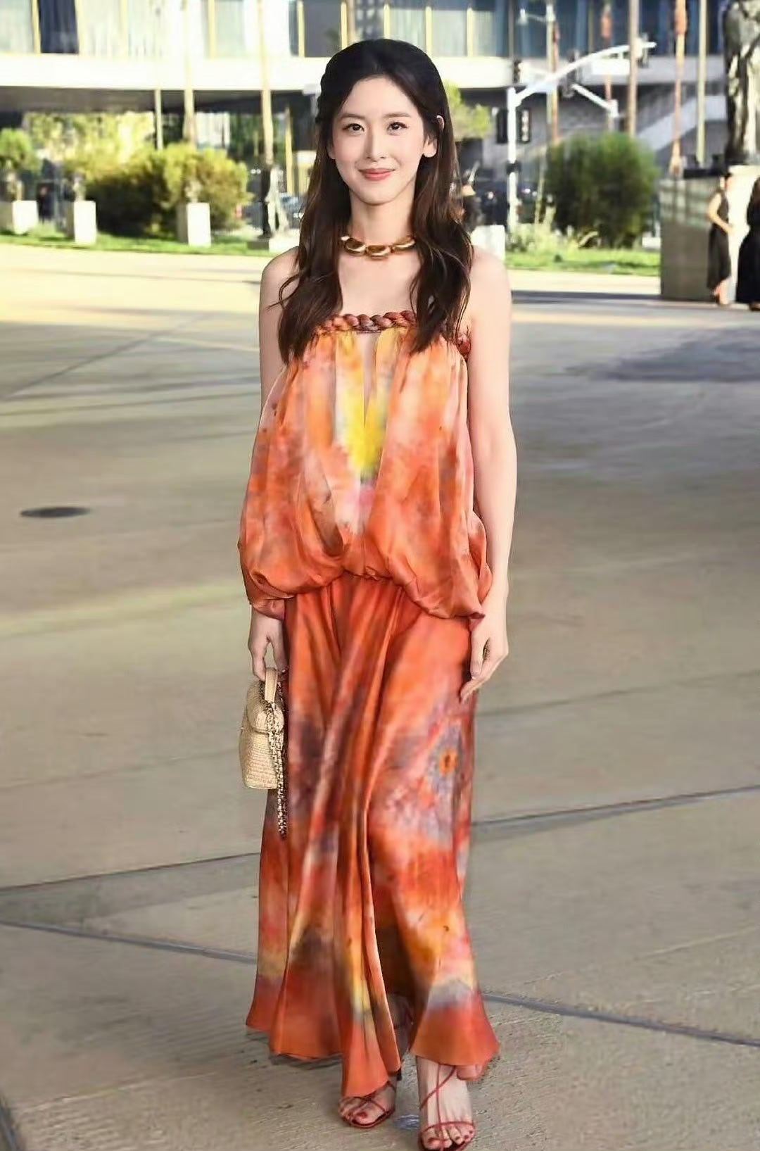 章泽天外媒生图外媒镜头下的章泽天，状态格外舒展。自然的妆容，从容的神态，没有