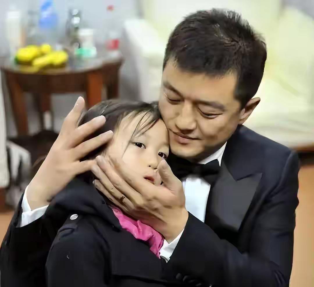李亚鹏没白疼！李嫣早成他的骄傲，王菲可能都没想到56岁的王菲大概没想到，他和李