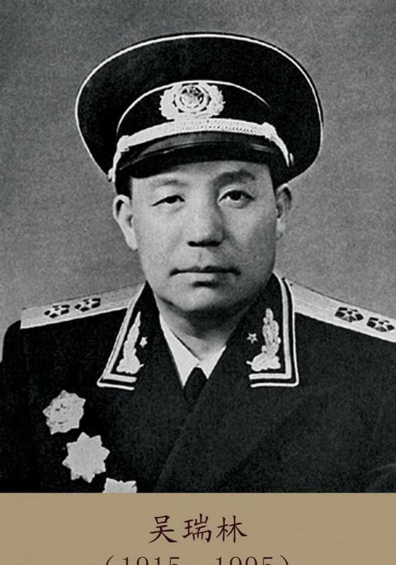 1962年，一位海军司令员受邀参加国庆观礼时，正好看到了已经特赦出狱的杜聿明，于