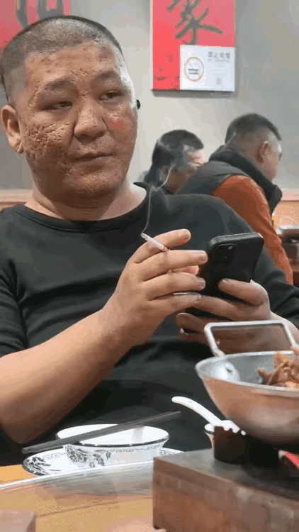 这哥们有点大哥的派头，看起来非常的沉稳，非常的老练，一看就是一个社会经验极其丰富