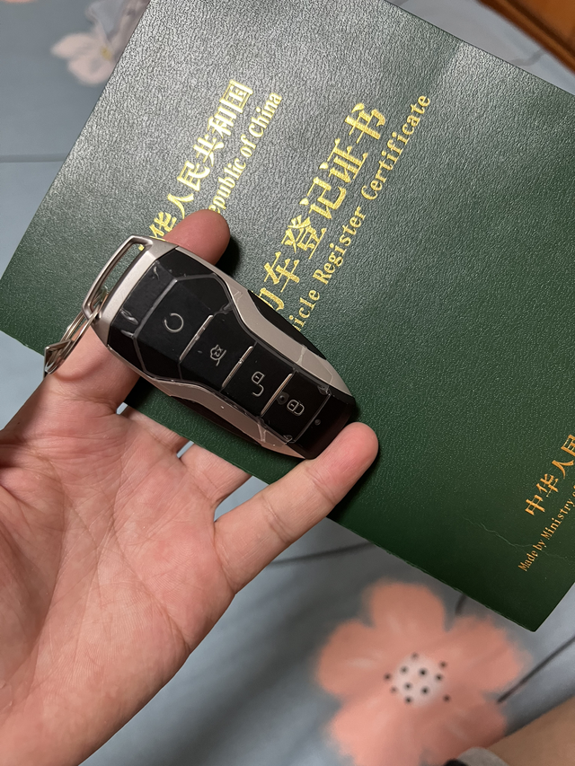 比亚迪钥匙太沉了你们有没有发现比亚迪的车钥匙咋这么沉？现在基本都不带钥匙了！