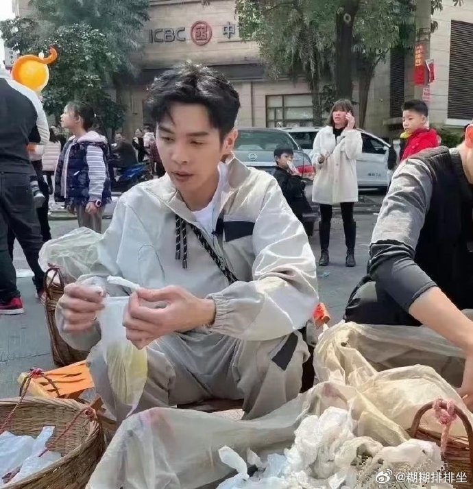 张若昀的手一点肉感没有全是骨头啊？​​​​