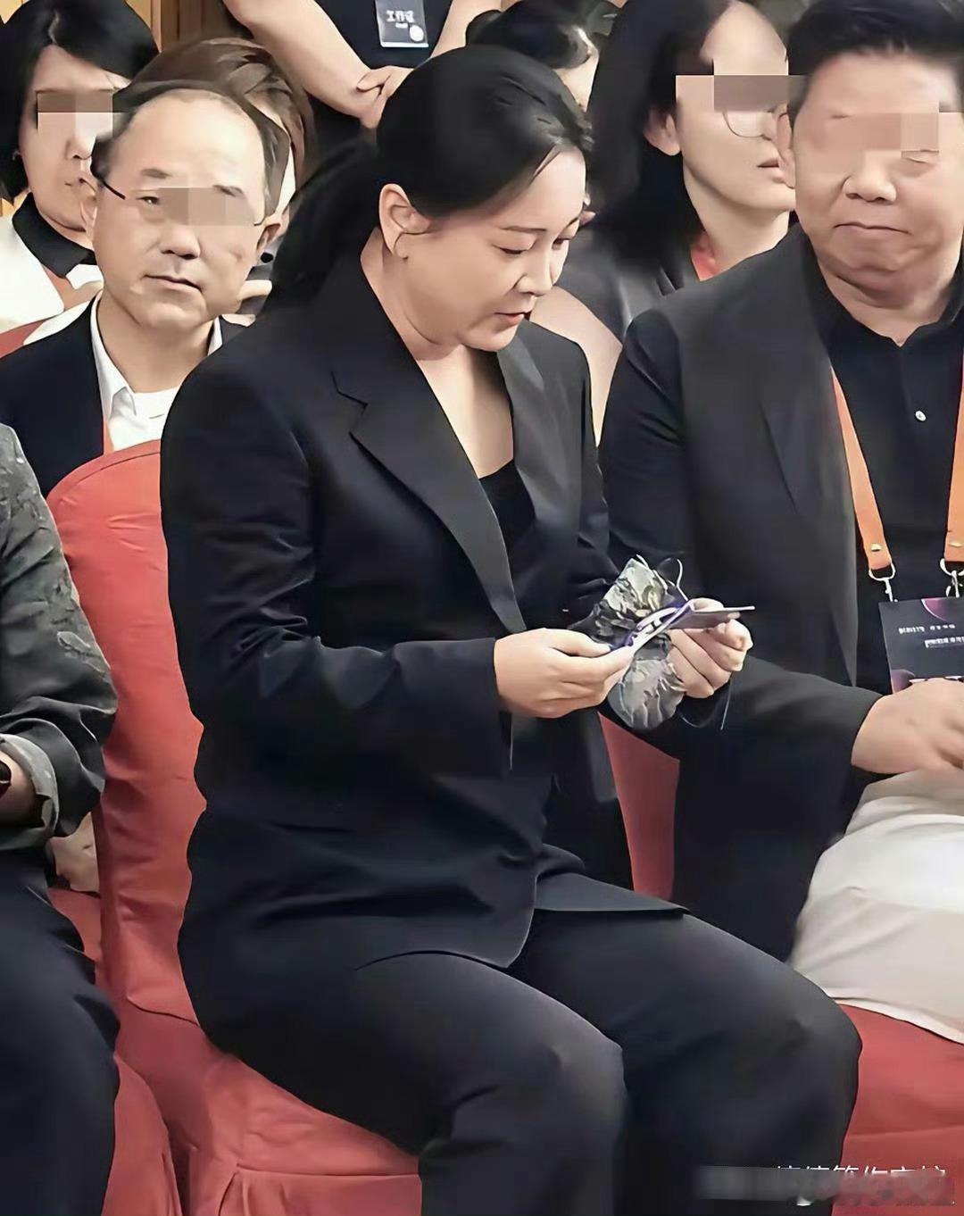 贾玲现在不只是看着胖回去点儿，感觉比之前更结实了，估计是一直坚持锻炼的缘故。