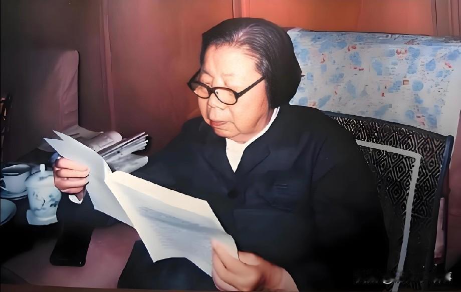 1976年底，在四届人大三次会议上，华国锋郑重宣布："根据伟大领袖毛主席的生前安