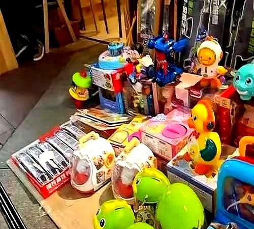 上海一摊主去上个厕所，回来差点没看傻眼：地上摊开一片，钱盒子还鼓了，跟走的时候完