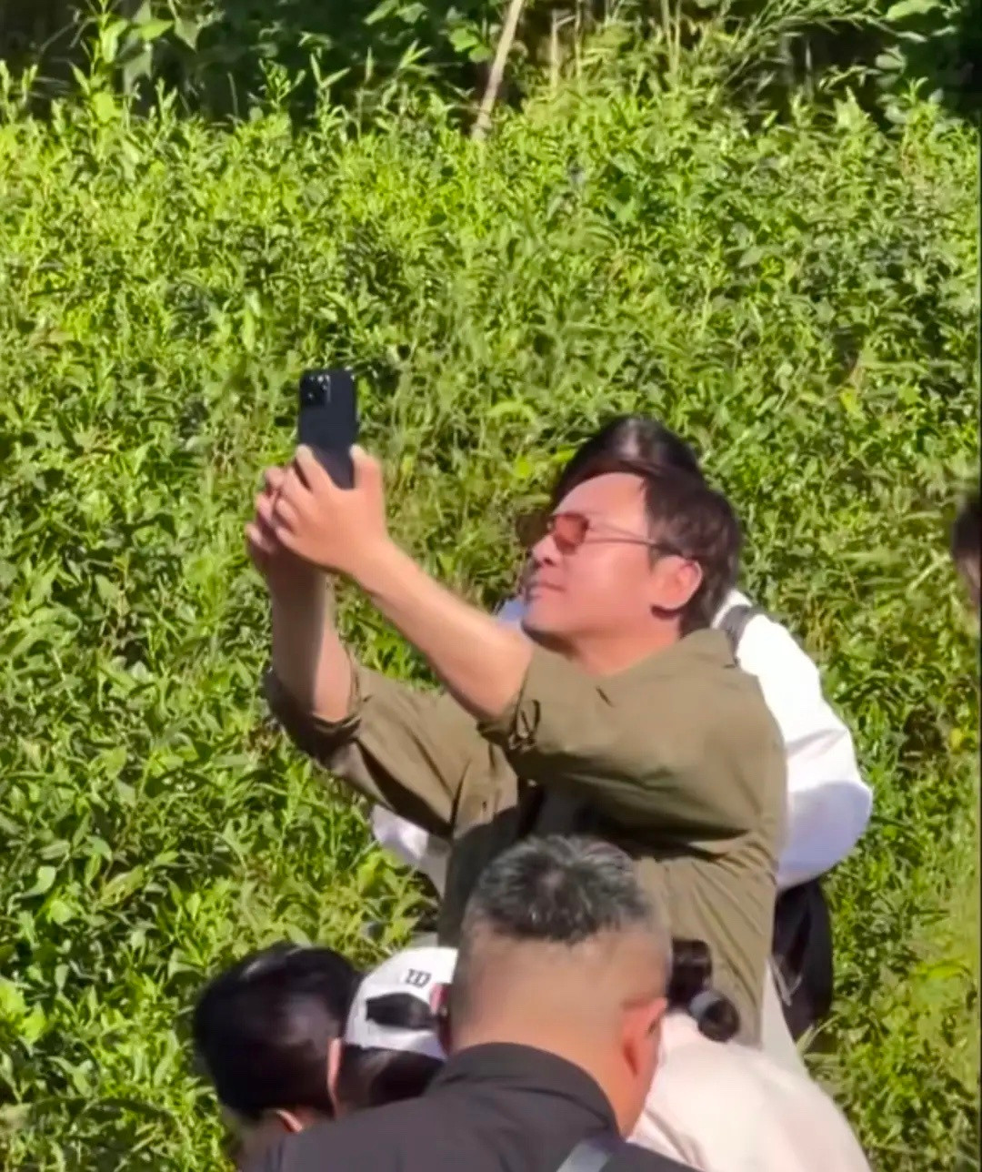 沈腾一家三口游常州，和老婆开怀大笑划皮艇，王琦复胖了还是很美！
