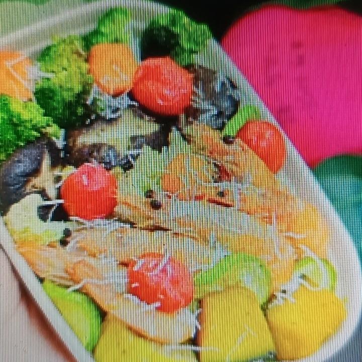 降低低密度脂蛋白，有些食物堪称“小能手”。燕麦就很不错，它富含β-葡聚糖，能在肠