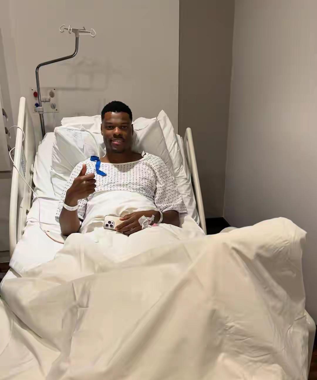 邓弗里斯的脚踝刚在英格兰手术完，预计要缺席到明年三月份。上周和利物浦的比赛中阿切