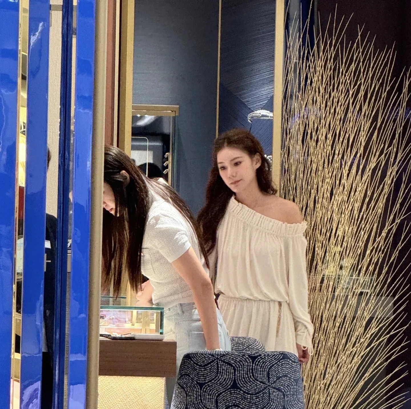 马筱梅近日被网友偶遇，她身穿一袭白色的修身短裙，秀发披肩，五官精致。现实