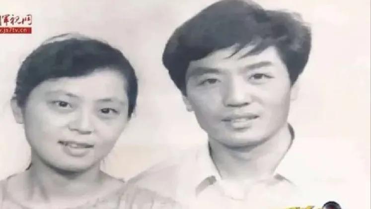 1989年，23岁清华女研究生，在去青岛的火车上爱上了一个35岁憨厚男子。父母嫌