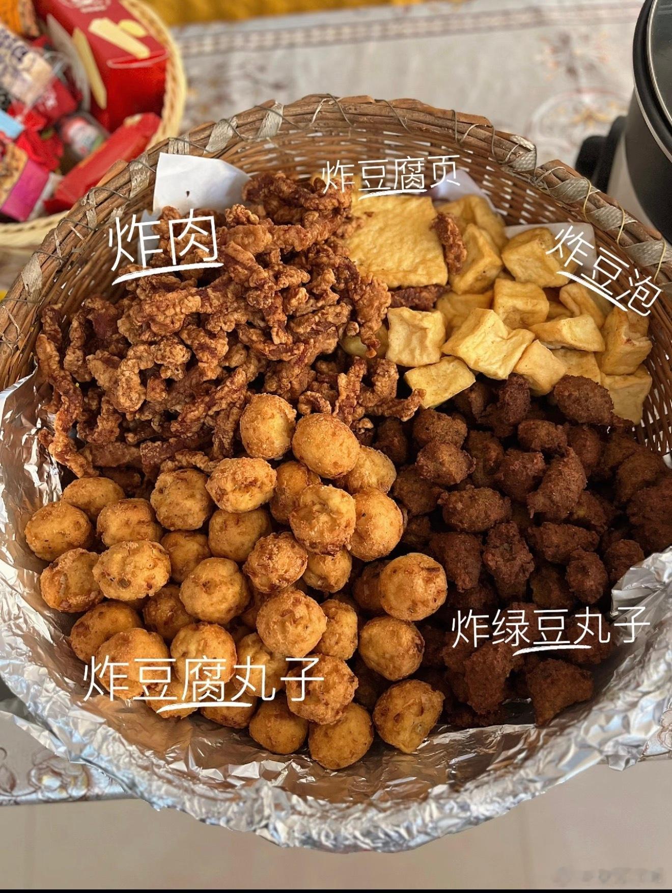 最有年味的食物出现了别的不知道，反正是山东这边过年就是吃各种炸货。丸子藕盒茄盒炸