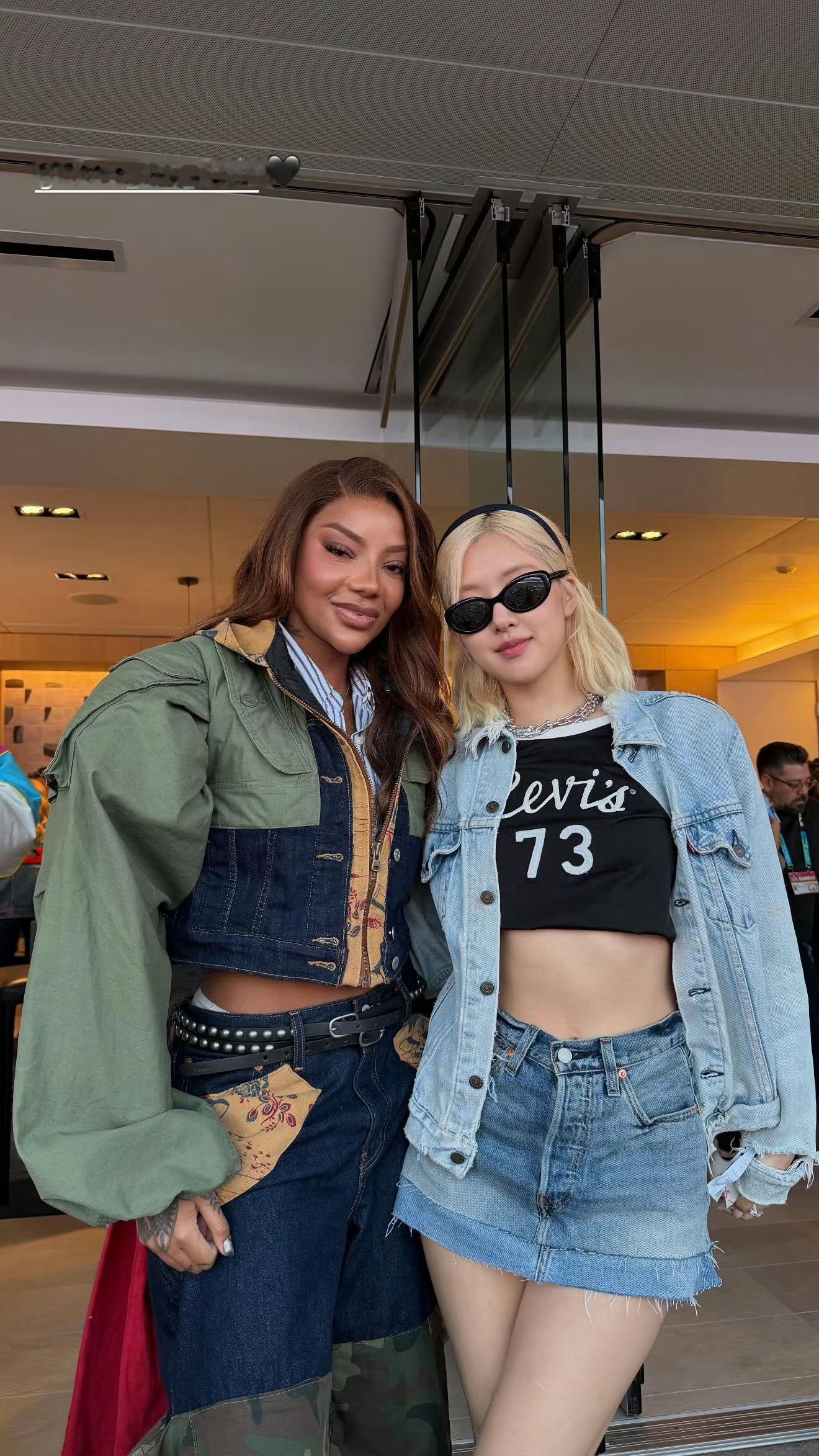 朴彩英现身超级碗朴彩英亮相全球顶流体育盛宴超级碗，既是Levi's品牌代言官宣