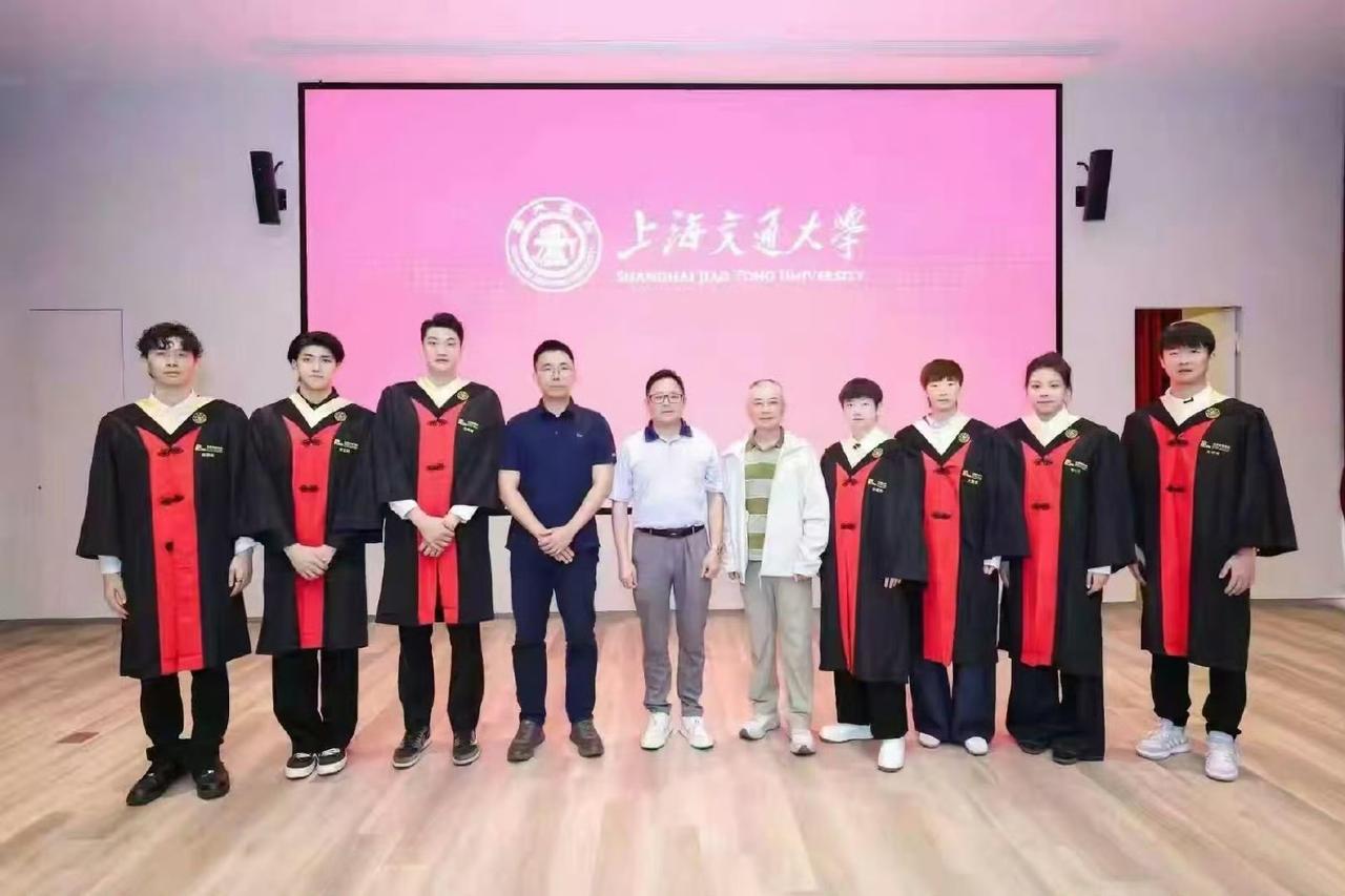 孙颖莎王曼昱上海交通大学最新本科毕业合照。两人均于2019年进入上海交通大学安泰