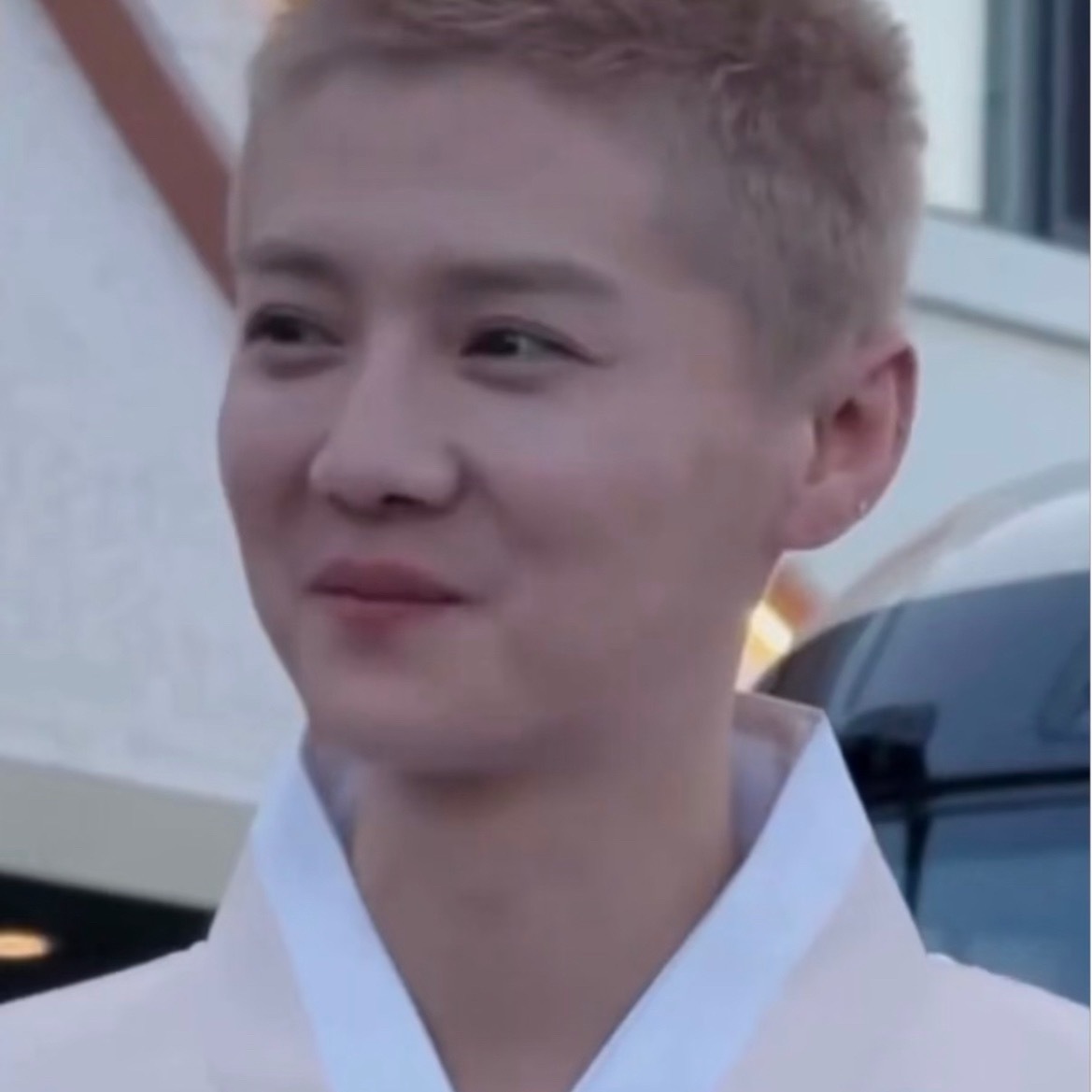 35岁的鹿晗剃寸头，来看看生图状态怎么样