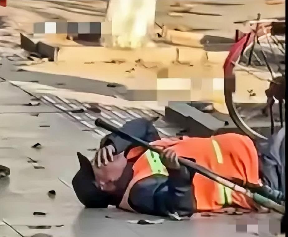 11月14日，辽宁一环卫工人在扫落叶，可树上的树叶一直在掉，他一直在扫，领导从他