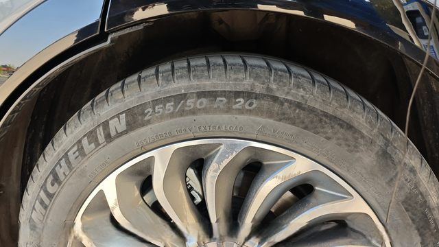 换成255/50R20没问题看到一位车主把以前的倍耐力255/45R20轮胎换