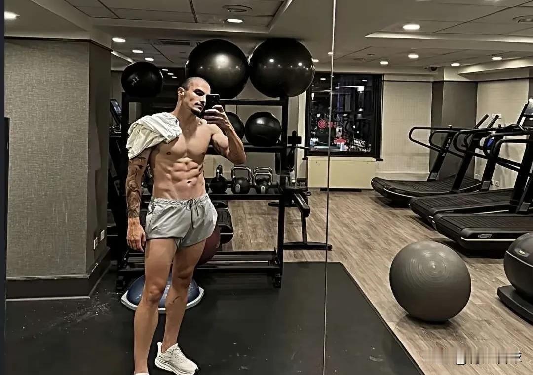 中超可以大结局了！泰山新外援阿尔瓦罗浑身都是肌肉，这样的身体条件在中超是天花板水