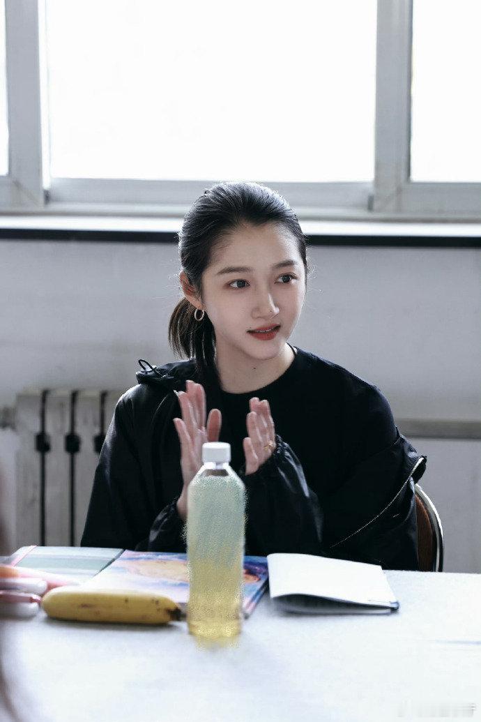 青岛偶遇关晓彤关晓彤低调现身青岛逛街，卸下妆容氛围感拉满，小脸干净清透，原来不是