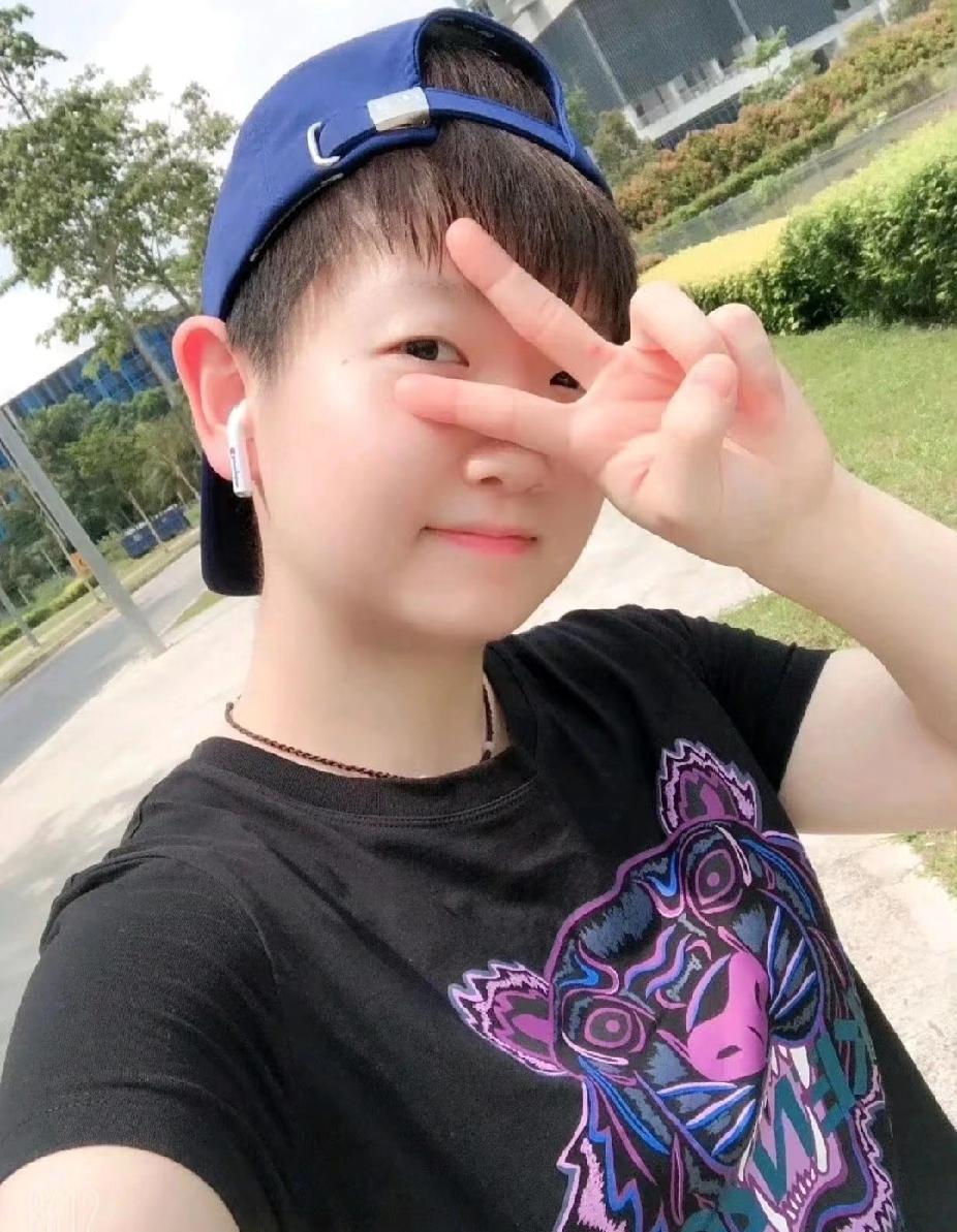 ❤️谁能信这是孙颖莎？反戴蓝帽、比着剪刀手萌到犯规，那模样说十一二岁都有人信！明