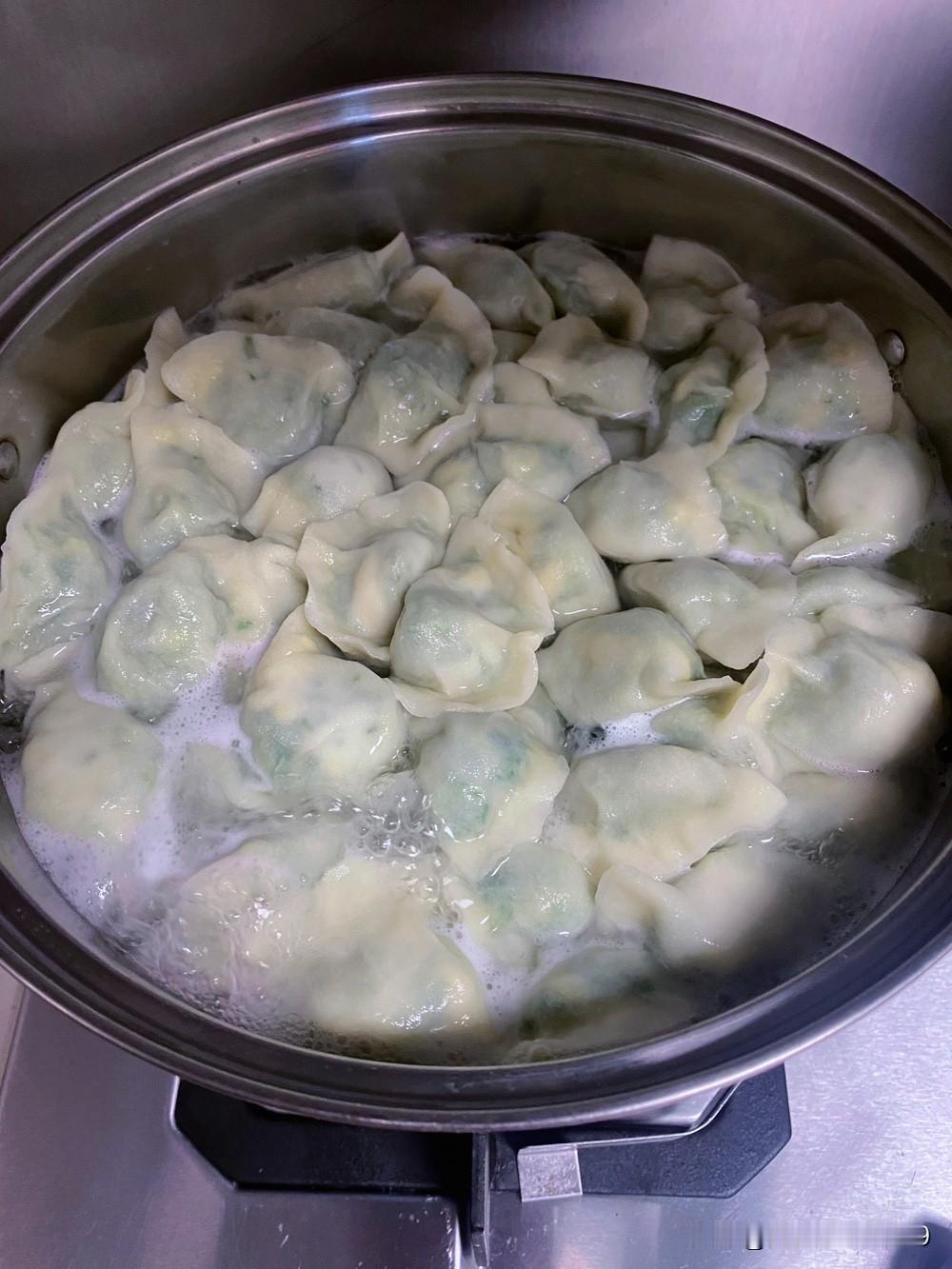 问问大家，都是怎么煮饺子的？我一般煮饺子的时候都是这样的，水开把饺子下锅，等
