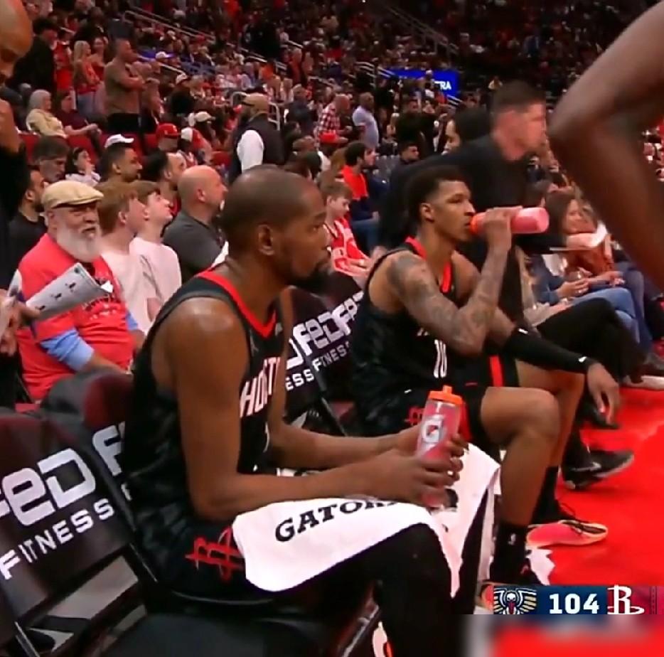 37岁的杜兰特来火箭大半年，这赛季把“关键先生”焊死在身上。刚结束的这场球，