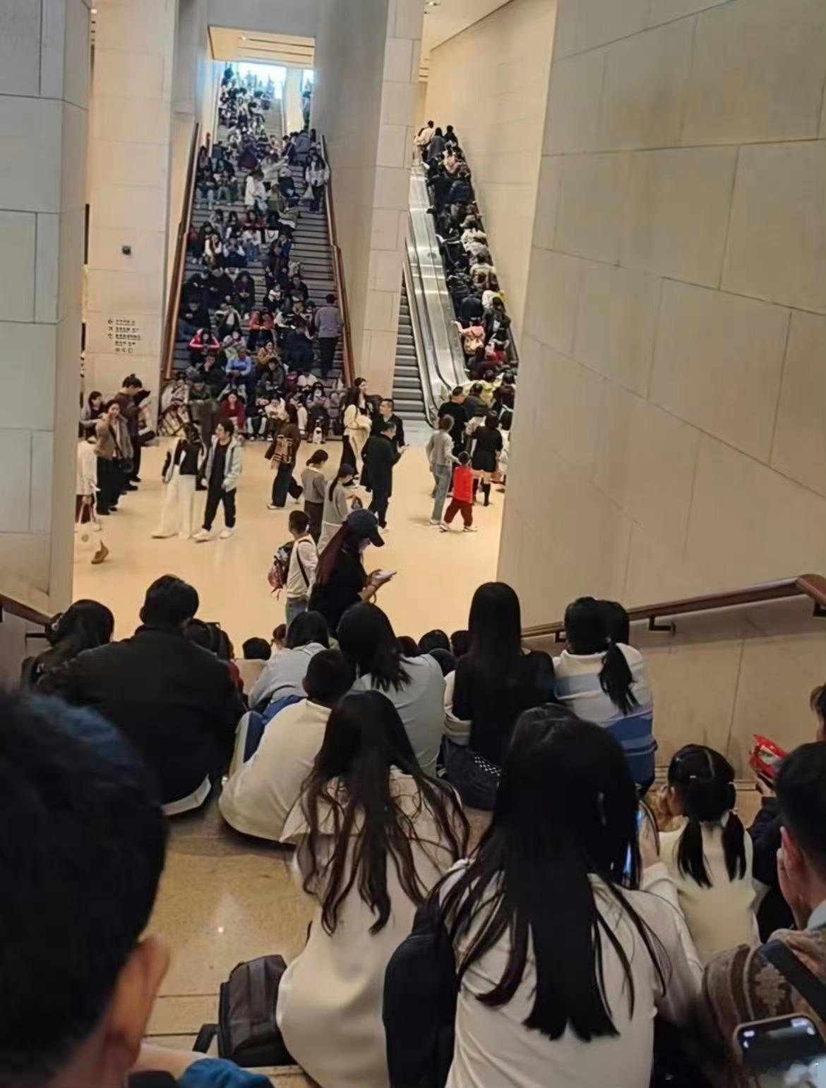 终于理解国博楼梯上为啥一直这么多人了.....