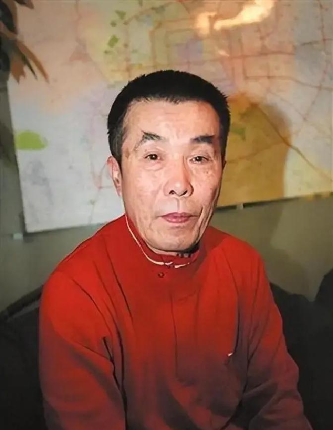 别墅门口，她擦着眼泪说“底层人”。三秒后，评论区炸了。那辆没入镜的库里南，那