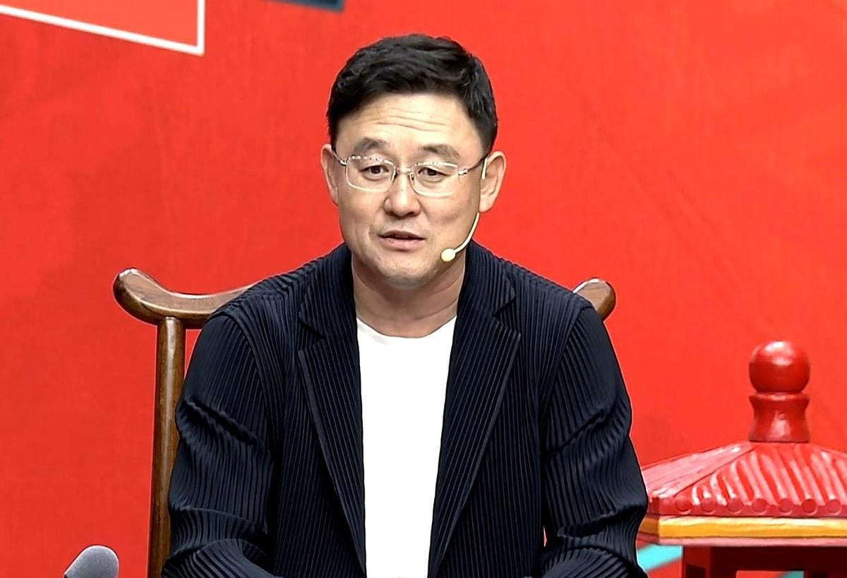 孙继海解说一针见血！国足后卫'弹簧脚'引全场爆笑，詹俊笑到接不上话