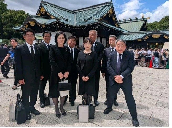 汉奸石平被骂惨，8月15日，石平参拜靖国神社，丑态站姿再次引发愤怒！他和一群人