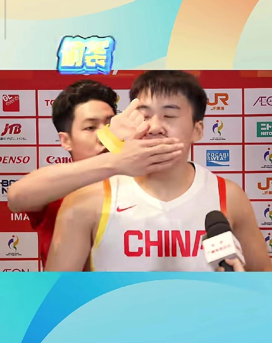 王俊杰这人缘太好了，每个人过来都要整他一下！感觉王俊杰在中国男篮里像个活宝，