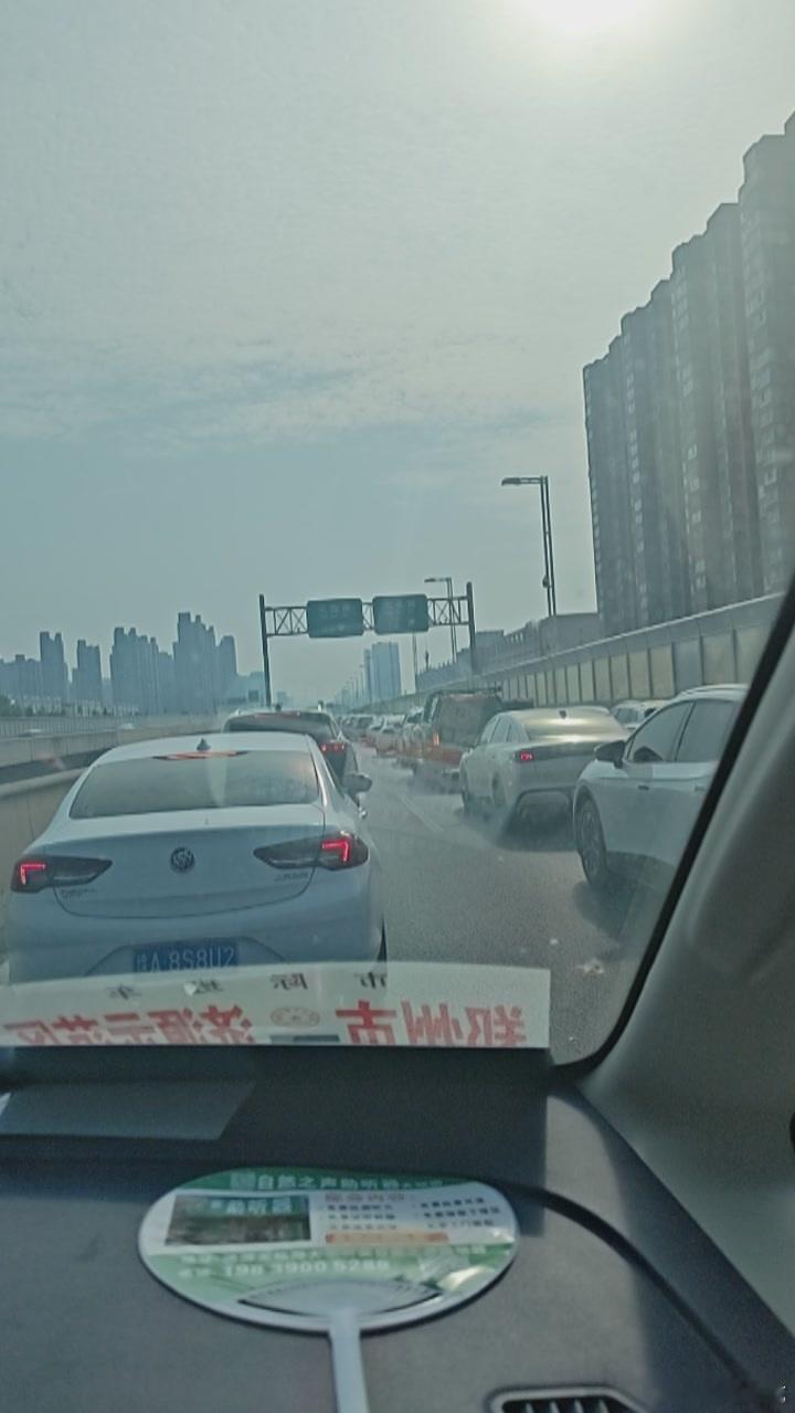 一大早，郑州北三环高架，由西向东又堵车了。​​​