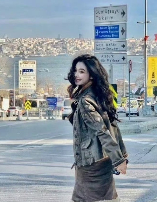 易梦玲把大都市拍成小县城，结果P图后瞬间变高大上了