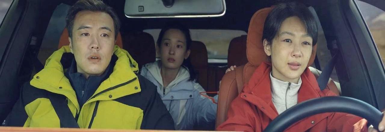 战友活埋战友，这种背叛你只在电影里见过。胡歌演的多杰，在海拔4800米的风雪里