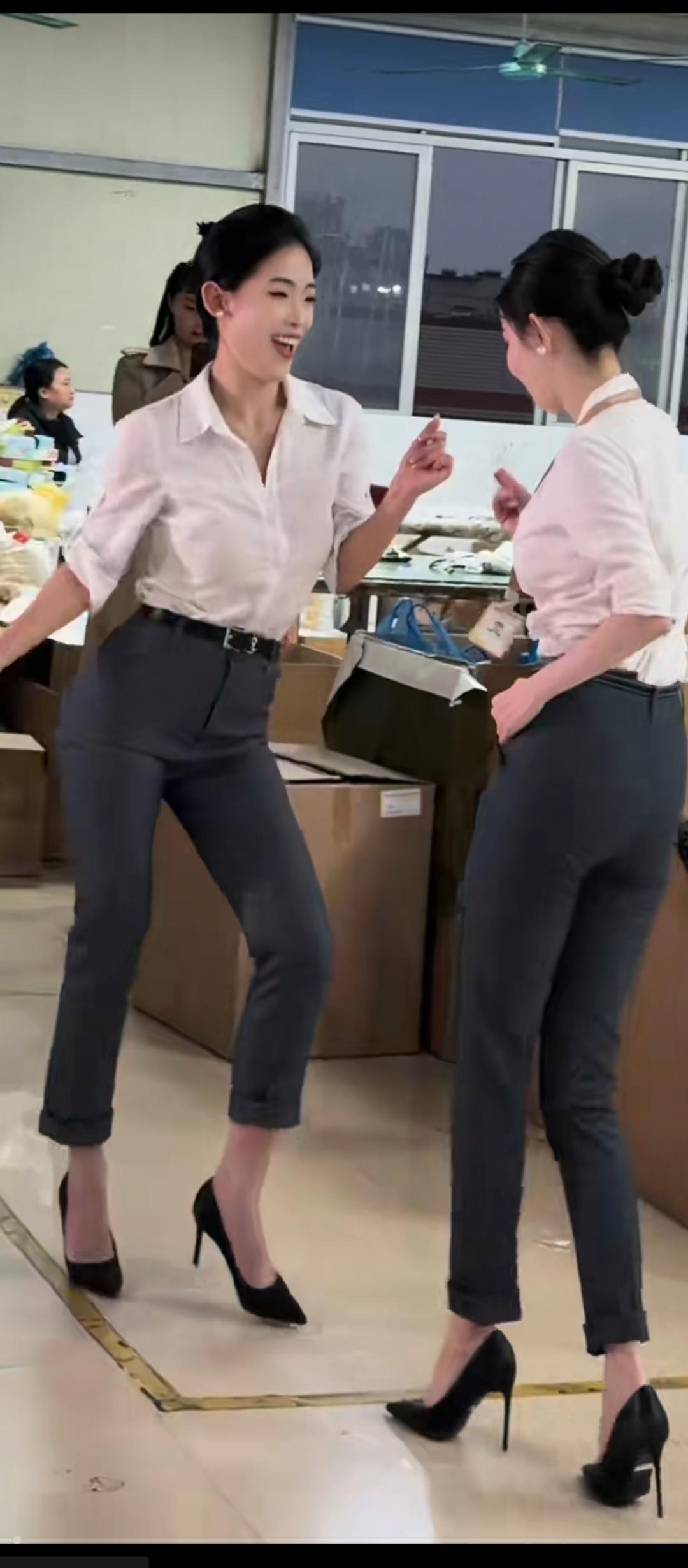 职场姐妹花，一起笑闹办公室！