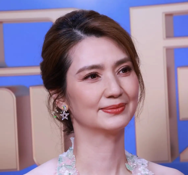 53岁的洪欣和24岁儿子站在一起宛若姐弟也让全网看懂了，自然老去的美，到底比强