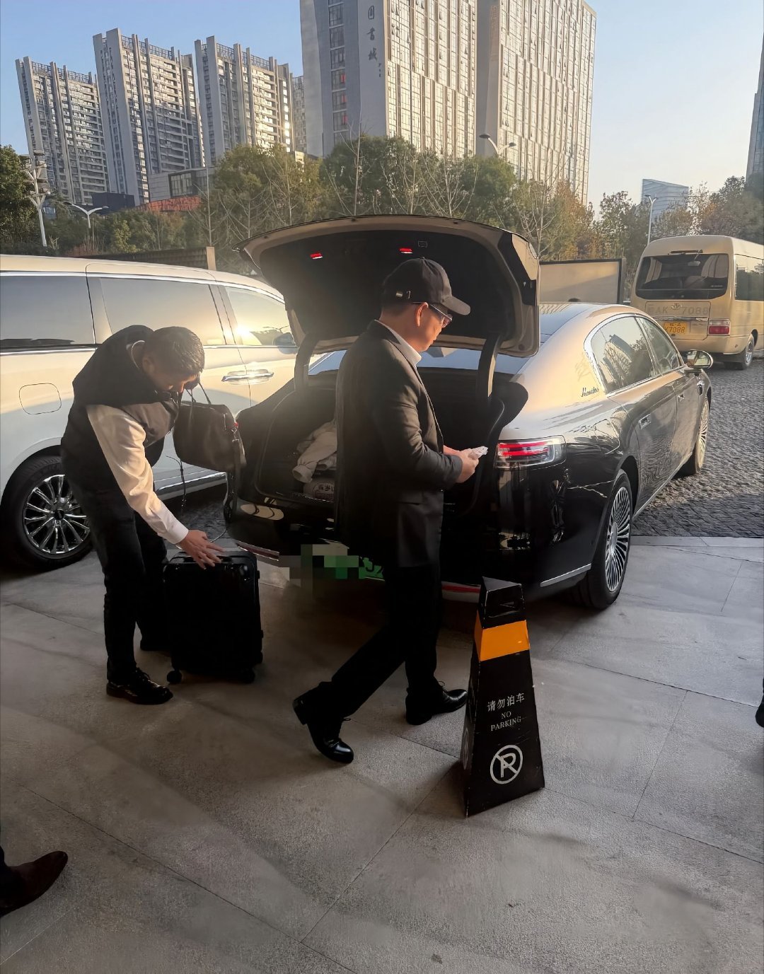 余承东一大早开着尊界s800出差安徽，今天尊界工厂有好事要发生！为第一万辆尊界S