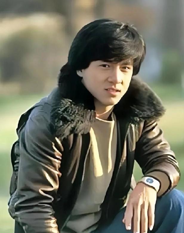 71岁成龙，突然不装了。他对着镜头，像个邻家大爷，坦白自己有ADHD。注意力