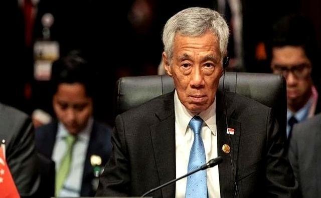 印尼的货船，以前去趟中国，得先在新加坡那儿拐个大弯，卸货、报关、再装船。新加坡啥