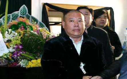 2006年，相声大师马季去世，郭德纲前去吊唁，穿着貂皮大衣去参加葬礼，引起议论，