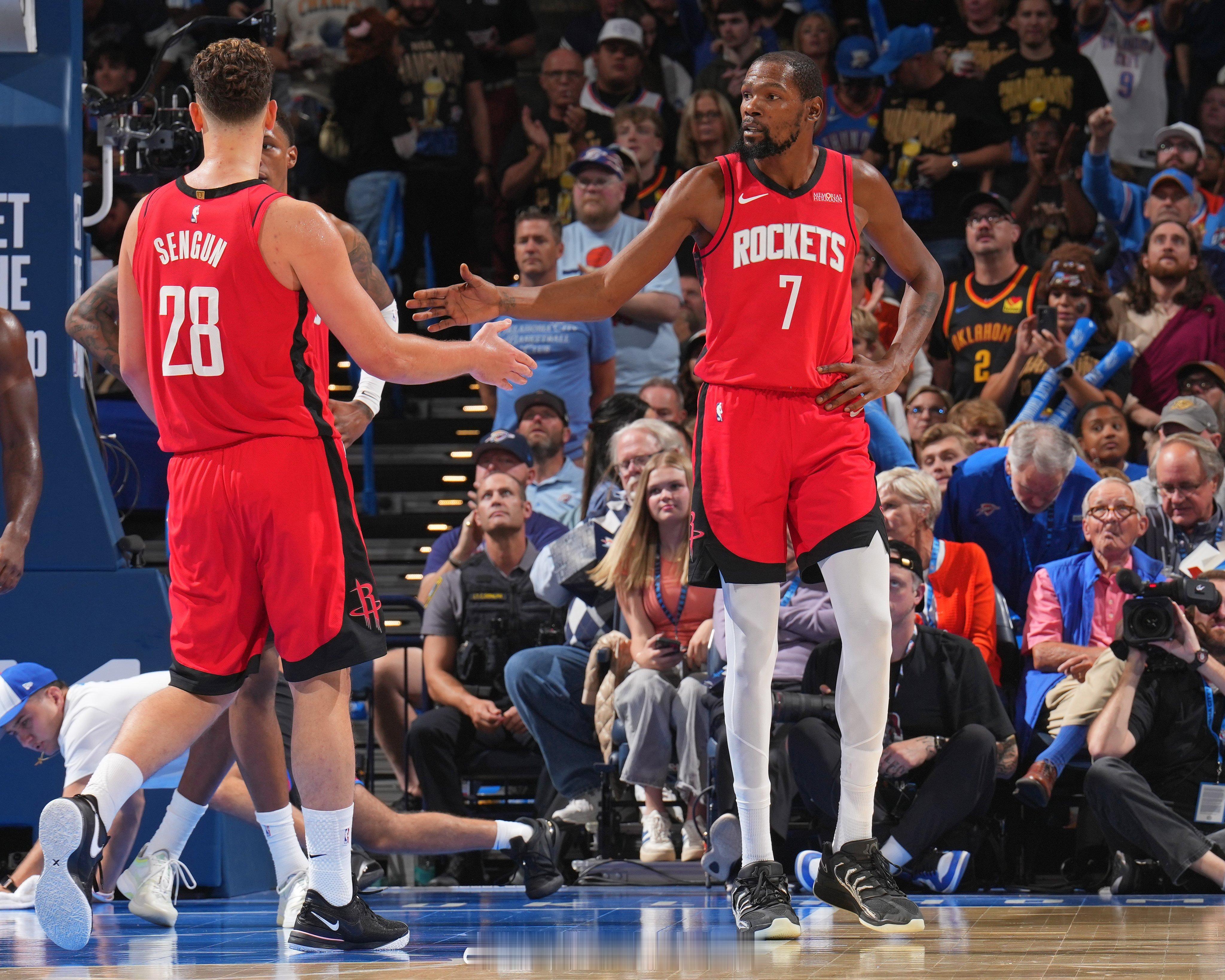 今日NBA官方发文总结了火箭本赛季至今表现，具体如下：15次入选NBA全明星的凯