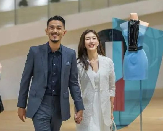 在筹拍《三十而已》时，张晓波导演找到了江疏影，从她的一言一行中他看到了“王漫妮”