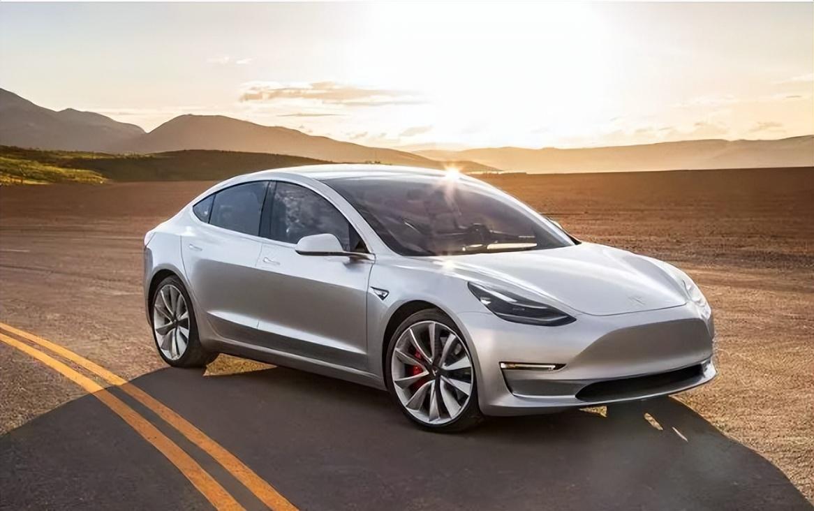 特斯拉手里有张牌经常拿出来秀：84亿英里真实道路数据。这个数字确实吓人。Way