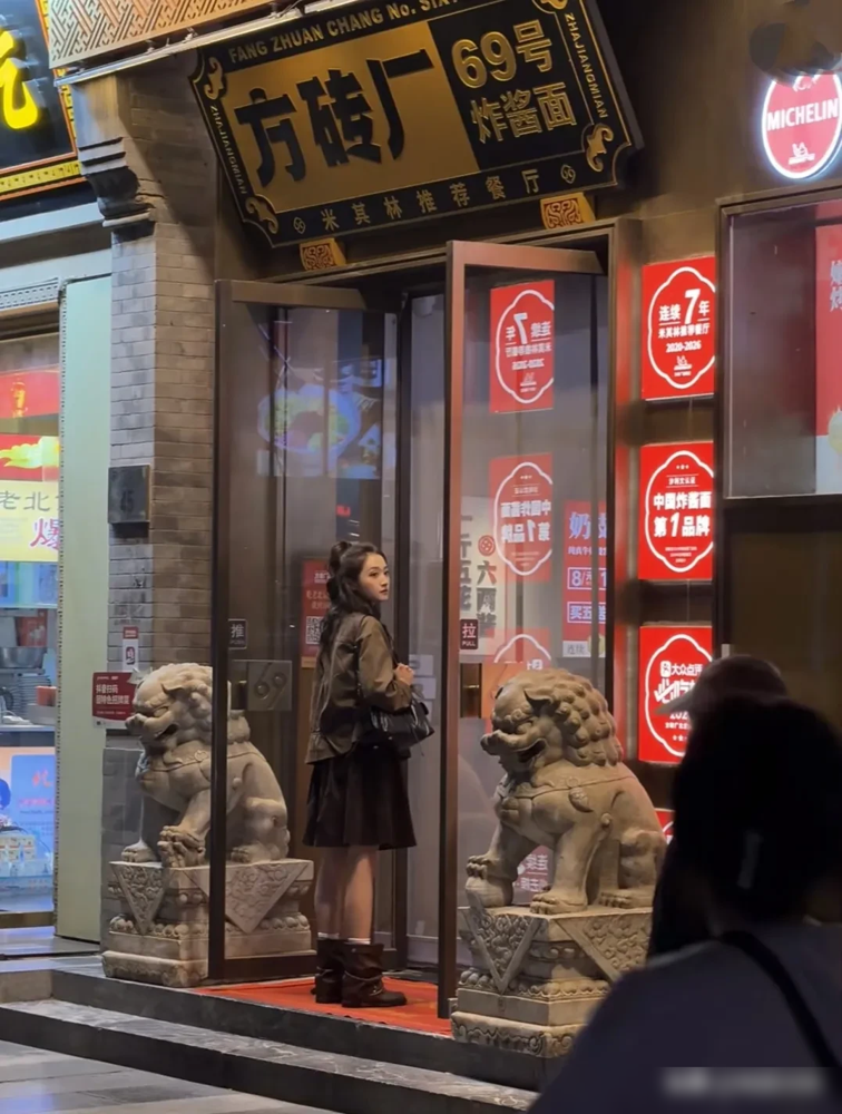 关晓彤生图流出来了，我盯着看了十秒，这腿是真实存在的吗？棕色皮衣，黑色短裙，一双短靴，没了。就这么简