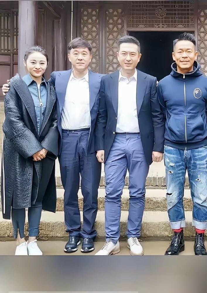 张嘉译56岁了，背越来越驼，头发白了大半，走路姿势也越来越“晃”。可那三个老哥们，孙浩、姬他、尤勇智